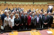 Die abtretenden Nationalräte posieren im Nationalrat am letzten Tag der Herbstsession der Eidgenössischen Räte in Bern. (Bild: KEYSTONE/Peter Klaunzer)