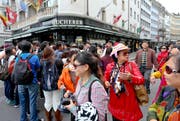 Auch für den Tourismus wird ein starkes Wachstum prognostiziert. Im Bild Touristen aus Fernost beim Schwanenplatz. (Bild: Philipp Schmidli / Neue LZ)