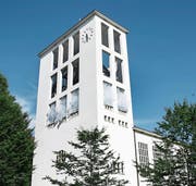 Links: Künstler Micha Aregger aus Beinwil am See mit den Bällen der Atemluftinstallation auf der Treppe der Lukaskirche. Rechts: Anlässlich des Reformationsjubiläums wird das Kunstprojekt an verschiedenen Kirchen zu sehen sein – wie hier an der Lukaskirche. (Bild: Isabelle Jost (Luzern, 5. Juli 2017))