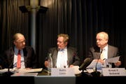 Hubert Achermann, Präsident der Stiftung Salle Modulable, Gesprächsleiter Balts Livio und Ernst F. Schmid, der Vertreter der Butterfield Trust von den Bermudas, an der Medienkonferenz in Luzern. (Bild: Keystone)