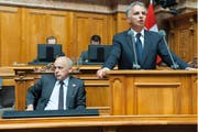 Die Bundesräte Ueli Maurer (links) und Didier Burkhalter, hier während einer Nationalratsdebatte im Juni 2013, haben das Heu aussenpolitisch nicht auf der gleichen Bühne. (Bild: Keystone/Gian Ehrenzeller)