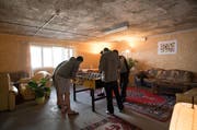 Flüchtlinge spielen Tischfussball im Aufenthaltsraum der Asylunterkunft in der Zivilschutzanlage in Buchrain. Da der Kanton Luzern mehr Asylsuchende aufgenommen hat als für 2016 erwartet, beantragt der Regierungsrat einen Nachtragskredit. (Bild: Roger Grütter / Neue LZ)