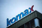 Das Firmenlogo von Komax in Dierikon. (Bild: Archiv Neue LZ)