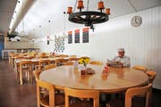 Einsamer Gast: Gastro-Experte Michale Hostmann weiss indes, was Beizen attraktiv macht. (Bild: Maria Schmid / Neue ZZ)