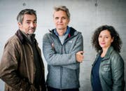 Ermitteln im Mordfall um eine Wirtschaftsprofessorin und geraten dabei selber in Gefahr: Die Kommissare Stefan Gubser (links) und Delia Mayer sowie Regisseur Andreas Senn. (Bild: SRF / Daniel Winkler)