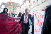 Finanzdirektor Marcel Schwerzmann bahnt sich den Weg durch protestierende Gegner des Sparkurses. (Bild Manuela Jans-Koch/LZ)