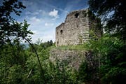 Die Burgruine Nünegg oberhalb von Lieli bekommt eine Aussichtsplattform. (Bild: Pius Amrein / Neue LZ)