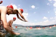 Teilnehmer beim Start zum Seeschwimmen. (Bild: PD)