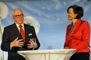 Moderatorin Gabriela Amgarten beim Abschiedsinterview mit dem langjährigen Bankleiter Theddy Frener. (Bild: Robert Hess)