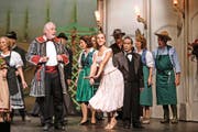 Mitglieder des Theaters Root bei der Hauptprobe für die Operette «Der Vetter von Dingsda». Bild: Manuela Jans-Koch (Perlen, 23. September 2016)