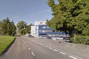 Bei der Liegenschaft Sagistrasse fuhr der Autofahrer den Velofahrer um und beging Fahrerflucht. (Bild Google Streetview)