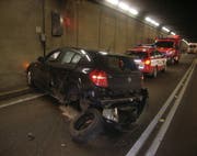 Eines der beschädigten Unfallfahrzeuge im Gotthard-Tunnel. (Bild: Kapo Uri)
