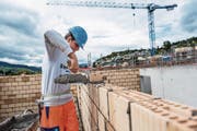 Florijan Gjergjaj (17) aus Emmenbrücke hat bei der Baufirma Schmid eine Maurerlehre begonnen. (Bild: Roger Grütter (Horw, 19. September 2017))