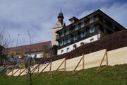 Die Stützmauer vor dem Gemeindehaus in Sattel. (Bild: PD)