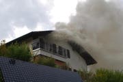 Beim Eintrefen der Feuerwehr hat es aus dem Dachstock bereits massiv gequalmt. (Bild: Luzerner Polizei)