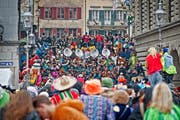 150'000 Fasnächtler kamen an die Luzerner Fasnacht, 30'000 mehr als im Vorjahr. Im Bild: Fasnächtler auf der Rathaustreppe. (Bild: Pius Amrein / Neue LZ)