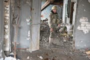 Mit einer Kalaschnikow bewaffnet: ein ukrainischer Soldat auf dem Kohleschachtareal Schachta Butowka bei Awdijiwka. (Bild: André Widmer (Awdijiwka, 15. März 2017))