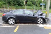 In Dagmersellen fuhr ein Automobilist in einen Pfosten. (Bild: PD/Luzerner Polizei)