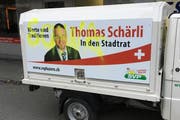 Mit gelber Farbe besprayt: Das Piaggio-Dreiradfahrzeug, das für den SVP-Stadtratskandidaten Thomas Schärli unterwegs ist. (Bild: PD)