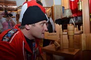 Vierfacher Stadtluzerner Schnupfmeister Urs Amberg an einer Schnupfmaschine. (Bild: Claudia Surek / Neue LZ)