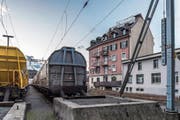 Im rosaroten Gebäude an der Güterstrasse wurde eine Wohnung von Unbekannten besetzt. (Bild: Nadia Schärli (Luzern, 3. Januar 2018))