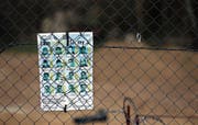 Ein Plakat mit Bildern vermisster Migranten hängt an einem Zaun an der serbisch-ungarischen Grenze, nahe einem Flüchtlingslager auf serbischem Gebiet. (Bild: Darko Vojinovic/AP (Horgos, 28. März 2017))