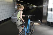 Die Fussgängerunterführung beim Bahnhof Luzern soll bis spätestens 2018 zu einem Velotunnel ausgebaut werden. (Bild: Archiv Neue LZ)