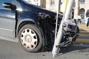 Das Auto prallte in eine Ampel bei einer Mittelinsel am Schwanenplatz. (Bild: Luzerner Polizei)