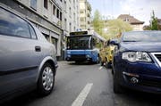 Die Unpünktlichkeit der Busse zu den Stosszeiten lässt den Zufriedenheitswert auf ein kritisches Niveau sinken. (Bild: Archiv/Neue LZ)