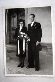 Die Täterin: am Tag ihrer Hochzeit vor der Wesemlinkirche neben ihrem Gatten.