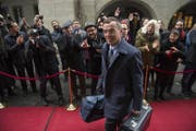 SVP-Kantonsrat Daniel Keller auf dem Weg zum Parlament. (Bild: Dominik Wunderli (Luzern, 4. Dezember 2017))