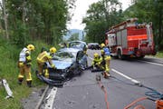 Die Feuerwehr Sarnen musste die 87-jährige Unfallverursacherin aus ihrem Fahrzeug bergen. (Bild: Kantonspolizei Obwalden)