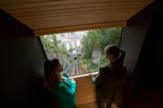 Diese Frauen zählen zu den ersten Fahrgästen der neuen Gütschbahn. (Bild: Dominik Wunderli / Neue LZ)