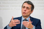 Bundesrat Ignazio Cassis spricht vor den Medien über die Beziehungen mit der EU. (Bild: Christian Merz/Keystone)