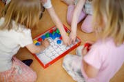 Kinder beim Spielen in einer Kita. (Symbolbild Archiv Zuger Zeitung)