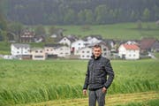 Peter Obi, Gemeindepräsident von Ettiswil, vor einem neu entstehenden Quartier in Kottwil. Vor zehn Jahren haben sich die beiden Dörfer zu einer Gemeinde zusammengeschlossen. (Bild Pius Amrein)