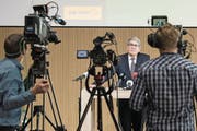 Stand gestern im Scheinwerferlicht: Post-Präsident Urs Schwaller. (Bild: Peter Schneider/Keystone (Bern, 8. März 2018))