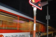 Ein Zug der Zentralbahn bei einem bewachten Bahnübergang. (Bild: Markus von Rotz / Neue OZ)