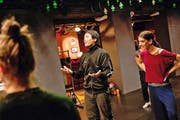 Grosses Theater mit kleinen Gesten: Choreograf Kinsun Chan machts an der Bar des UG seinem Ensemble vor (rechts Tänzerin Chiara del Borgo). (Bild Roger Grütter)