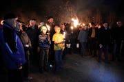 Entschlossen und kampfeswillig: Die Giswiler demonstrierten in Scharen gegen den Auenschutz an ihren Wildbächen. (Bild Romano Cuonz)