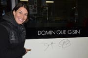 Die Goldgewinnerin Dominique Gisin tauft den Goldbus - samt Unterschrift. (Bild: PD)
