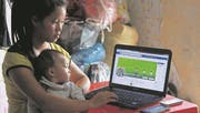Eine eigene Homepage und ein eigenes kleines Treckingunternehmen: die 22-jährige Chan und ihre Tochter in Sapa. Sie gehören zum Volk der Schwarzen Hmong. (Bild: Foto: Anemi Wick)