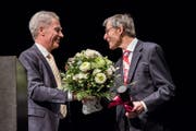 Rektor Bruno Staffelbach (links) beglückwünscht seinen Vorgänger Paul Richli zum Erhalt des Ehrensenator-Titels. (Bild: PD)