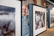 Der Fotograf Lorenz Andreas Fischer mit einigen seiner Bilder an der Fotowerkschau in der Kornschütte Luzern. (Bild: Nadia Schärli (Luzern, 20. Februar 2018))
