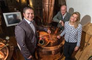 Sie führen den Stadtkeller Luzern: Alois Keiser, Teilhaber und Geschäftsführer Gambrinus Gastronomie AG, Eckhard Schwöbel, Liegenschaftsbesitzer Stadtkeller Luzern und Julia Schwöbel, Verwaltungsratspräsidentin Gambrinus Gastronomie AG (von links). (Bild PD)
