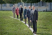Lohndeckel gilt bereits ab Anfang 2016: Der Luzerner Stadtrat mit Stefan Roth, Martin Merki, Manuela Jost, Adrian Borgula, Ursula Stämmer und Stadtschreiber Toni Göpfert (von rechts). (Bild: Pius Amein / Neue LZ)