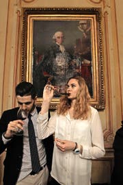 Bordeaux-Weine gehören nach wie vor zu den begehrtesten Spitzenprodukten der Branche. Im Bild Gäste einer Primeur-Degustation Anfang April im französischen Departement Gironde. (Bild: Keystone/Taris Philippe)