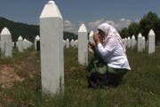 Hatida Mehmedovic trauert auf dem Friedhof in Potocari um ihre getöteten Familienmitglieder. (Filmstill pd)