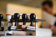 Ein Betreibungsbeamter bei der Arbeit (Symbolbild). (Bild: Keystone / Gaetan Bally (Archiv))