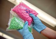 Beschlagnahmte Ecstasy-Pillen. (Bild: EPA/Alecander Heinl)